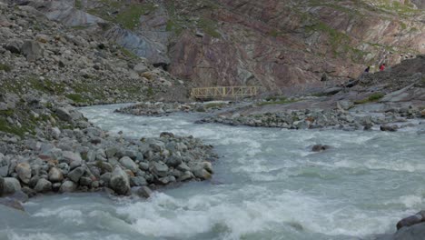 río que fluye más allá de pequeñas rocas cerca del glaciar fellaria