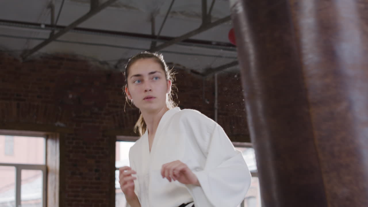 mujer joven haciendo artes marciales