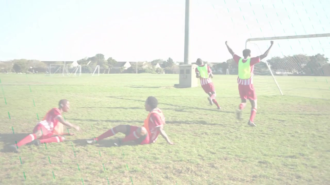 Quatro jogadores controlando a bola no futebol, atacando, com um carrinho enviando a bola para a linha de gol direita.