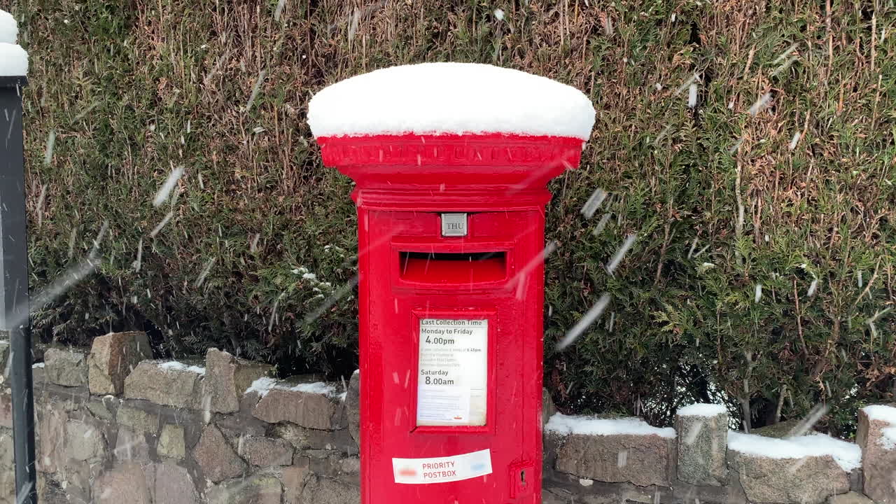 우편물을 위한 영국식 빨간 우체통