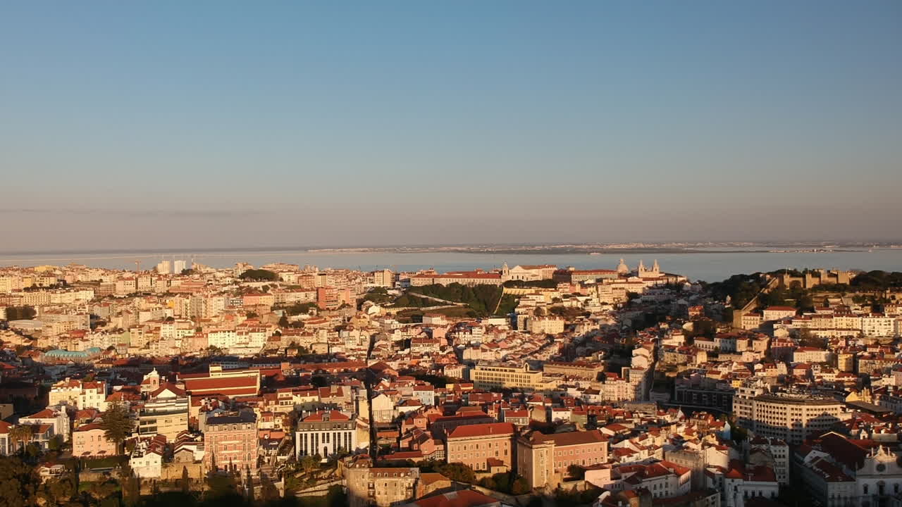 Vista aerea di Lisbona al tramonto, Portogallo