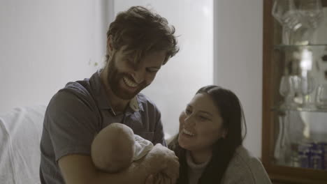 padres felices con el bebé recién nacido