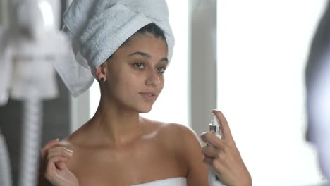 mujer aplicando cuidado de la piel en el baño