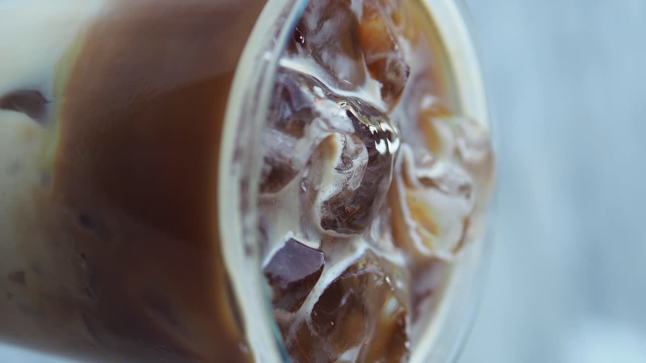 유리잔에 인 얼음 커피