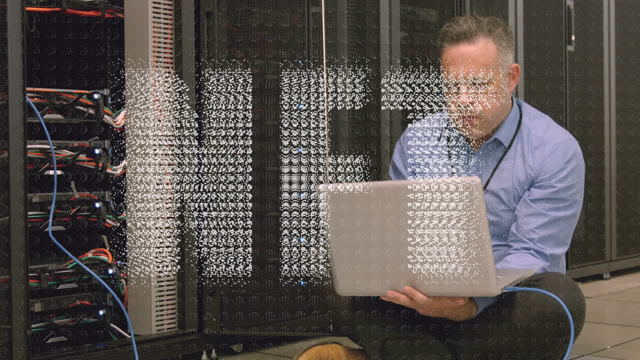 animación de texto nft sobre hombre de negocios caucásico en la sala de servidores