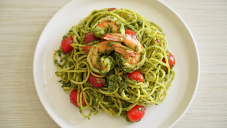 Spaghetti-Mit-Garnelen-Oder-Garnelen-In-Hausgemachter-Pesto-Sauce---Gesunder-Food-Stil