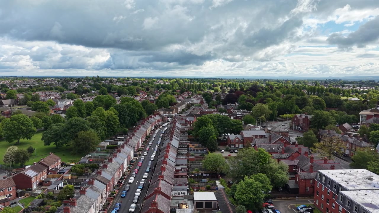 Husrekker i Wrexham, Nordwales, Storbritannien. Panorerende droneoptagelse.