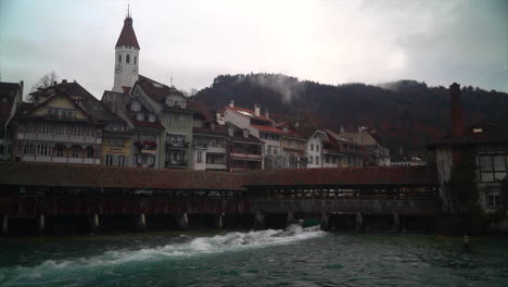 Filmisch-Thun-Fluss-Brandung-Welle-Bewölkt-Innenstadt-Historische-Schweiz-Schweizer-Stadt-Schloss-Schlossberg-Interlaken-Thunersee-Friedliche-Sperre-Winter-Vögel-Fliegen-Stativ-Noch