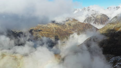 imágenes cinematográficas de drones giratorios de los alpes suizos en suiza con nieve en los picos en condiciones nubladas