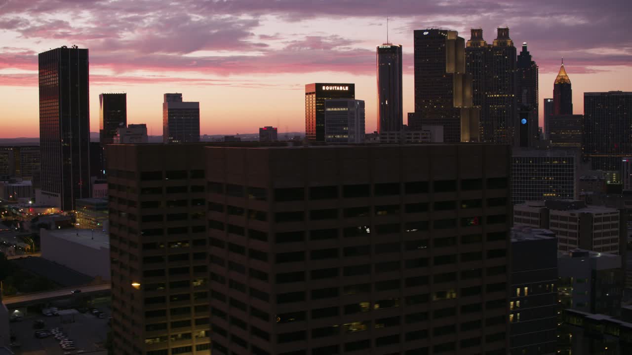 imagen aérea del centro de atlanta al atardecer.