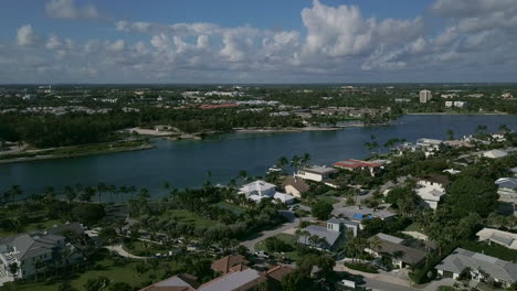 Drone-Sobre-La-Colonia-De-Entrada-De-Júpiter-En-Júpiter-Florida-A-Lo-Largo-De-La-Entrada