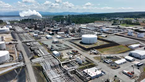 Wide-aerial-view-of-a-gas-processing-plant-in-Anacortes,-WA