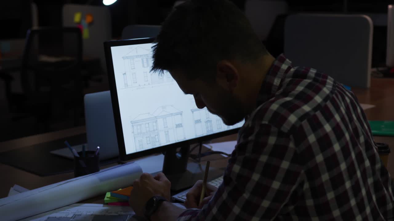 uomo d'affari che lavora in un ufficio moderno di notte