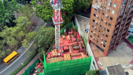 Baustelle-In-Hongkong-Neben-Einem-Anderen-älteren-Gebäude