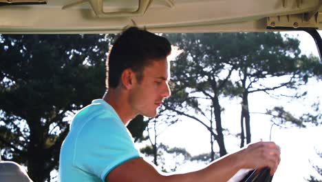 Golfspieler-Steigt-In-Golfbuggy