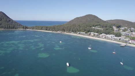 Luftaufnahme-Von-Segelbooten,-Die-Im-Ruhigen-Blauen-Wasser-Der-Shoal-Bay-In-Port-Stephens,-New-South-Wales,-Australien-Schwimmen
