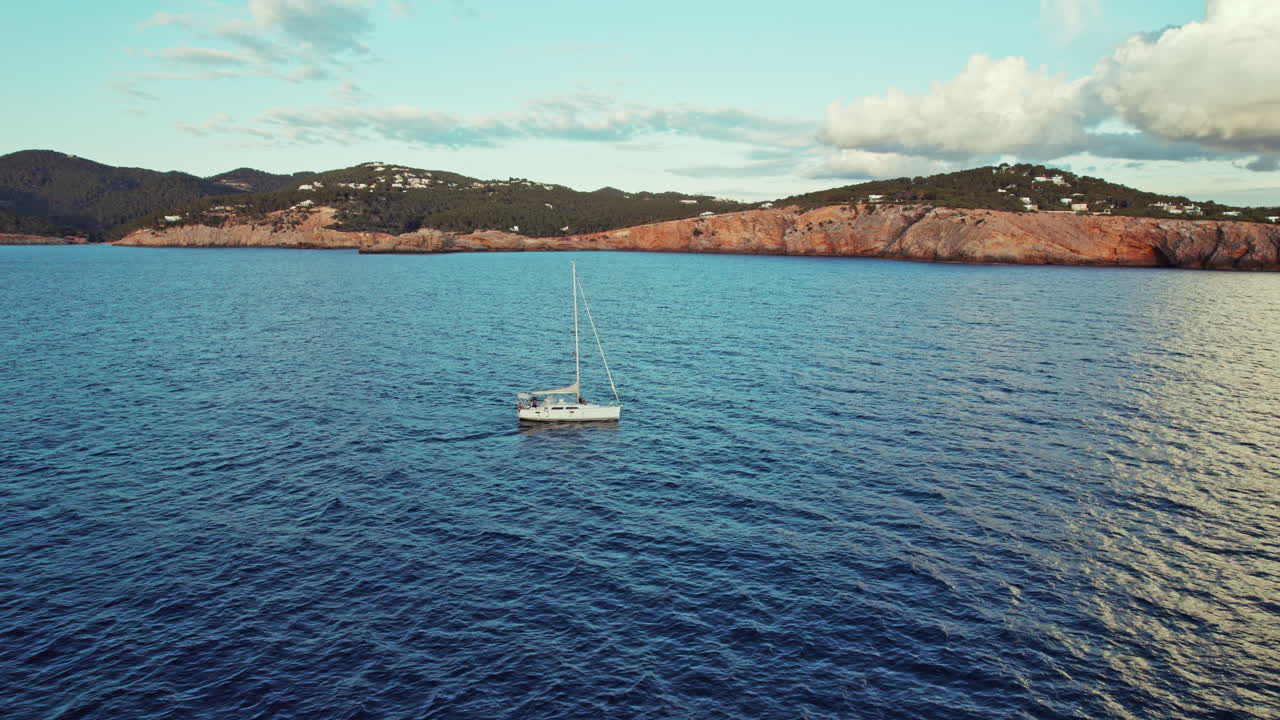 velero flotando en el mar azul cerca de la punta galera en ibiza, españa