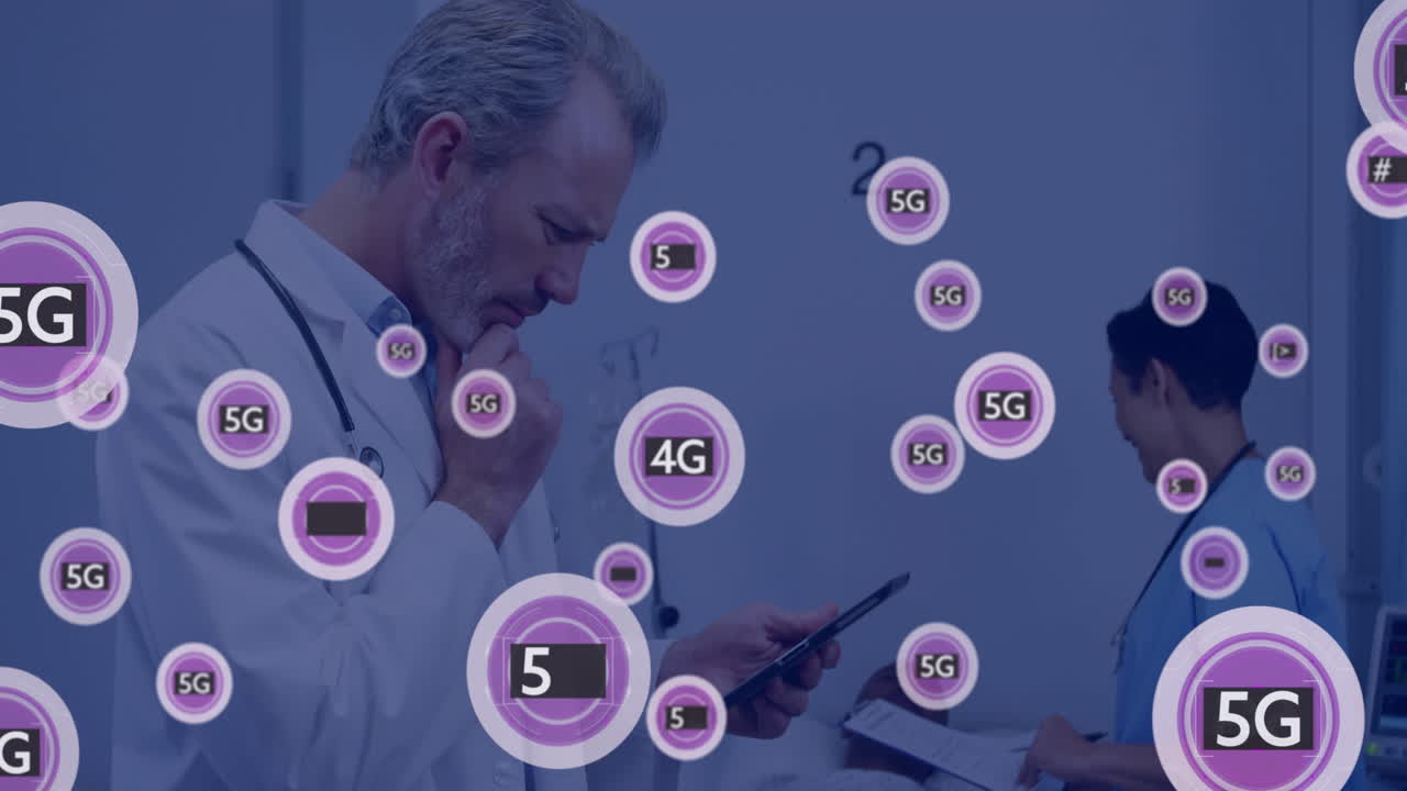 animación de la red de conexiones con iconos a través de docto masculino caucásico usando teléfono inteligente