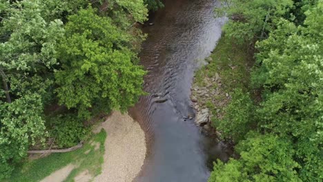 Una-Hermosa-Toma-De-Agua-Que-Fluye-Por-Un-Arroyo-Rural