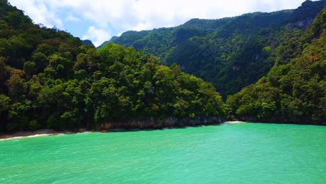 Hermosa-Playa-Con-Mar-Azul-Turquesa-Rodeada-Por-Un-Conjunto-De-Islas-Paradisíacas