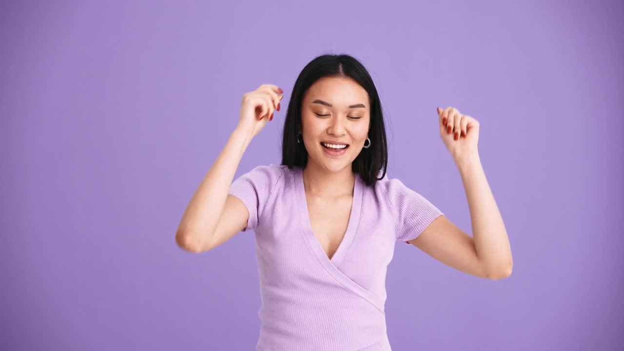 기하는 아시아 여성 춤