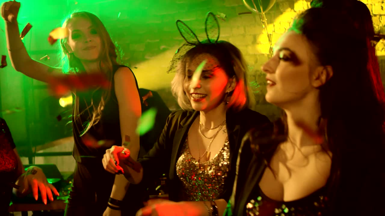 느린 동작으로 춤추는  파티