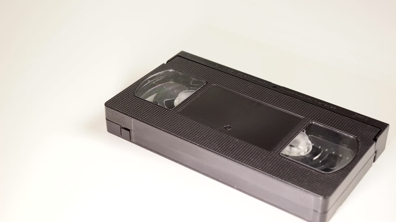 cassette de vhs, negro sobre fondo blanco
