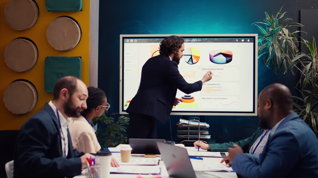 analista financiero informando a su equipo sobre los nuevos objetivos de la empresa