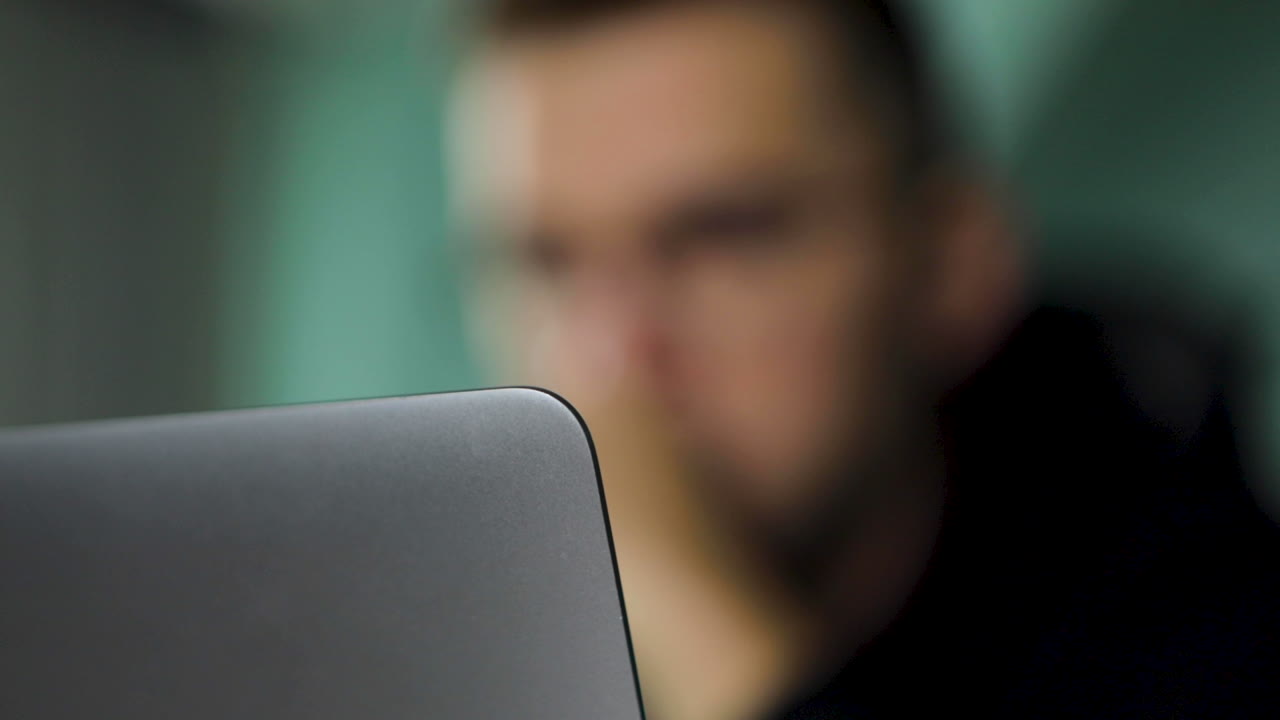 ноутбук перед человеком в комнате