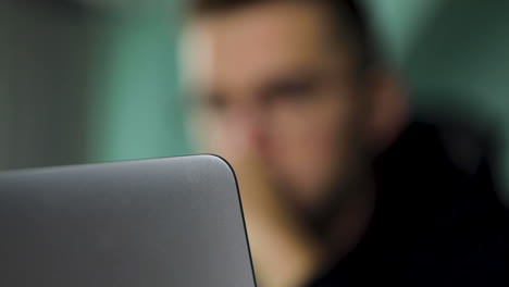 computadora portátil frente a una persona en una habitación