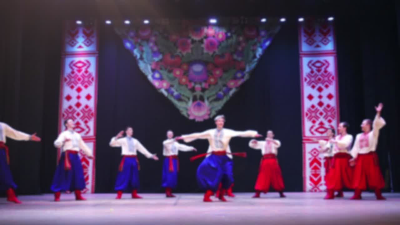 Ukrayna ulusal dansları. Odak dışı. Ağır çekim.