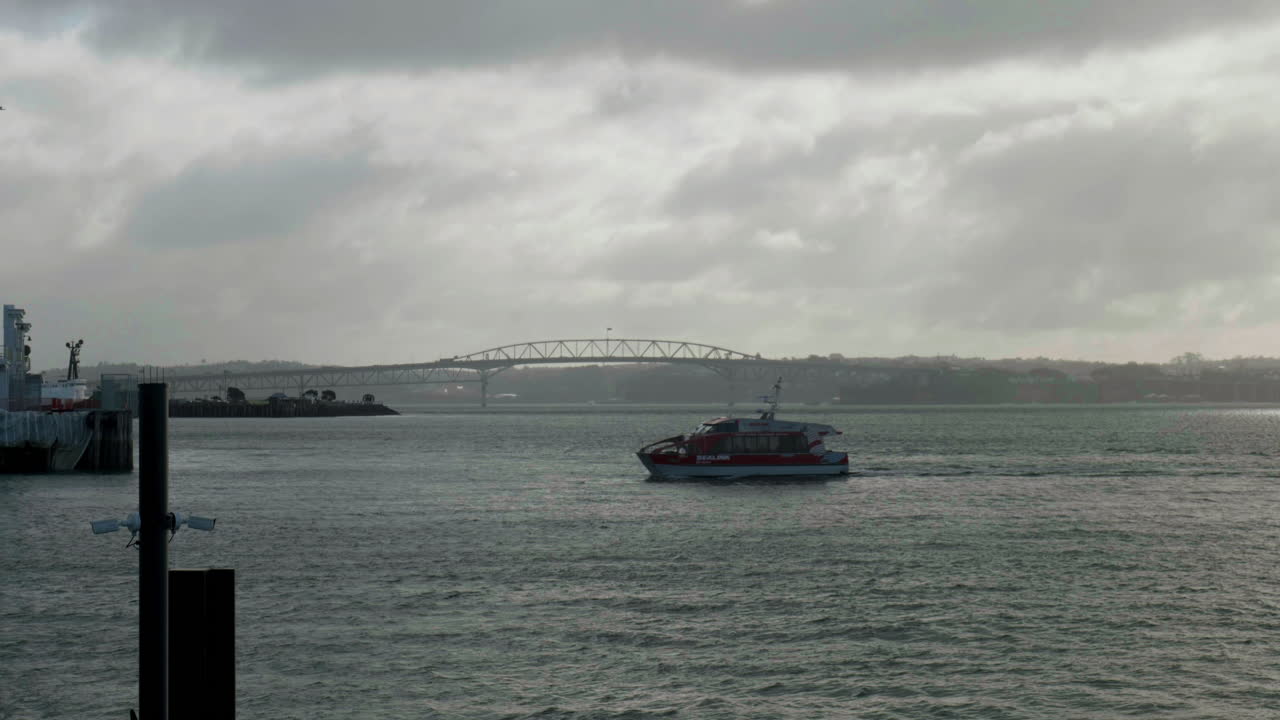tiro largo de un barco que entra en el muelle en el puerto de auckland