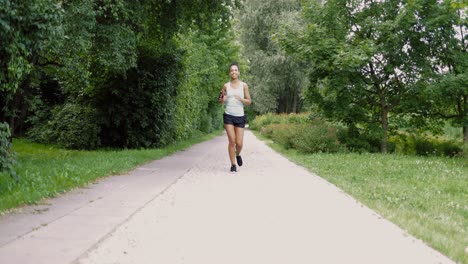 mujer alegre corriendo en el parque