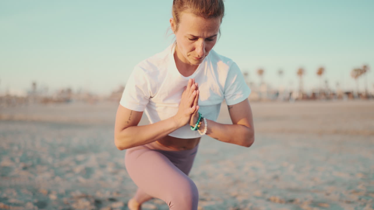 mujer caucásica en ropa deportiva haciendo yoga al aire libre.
