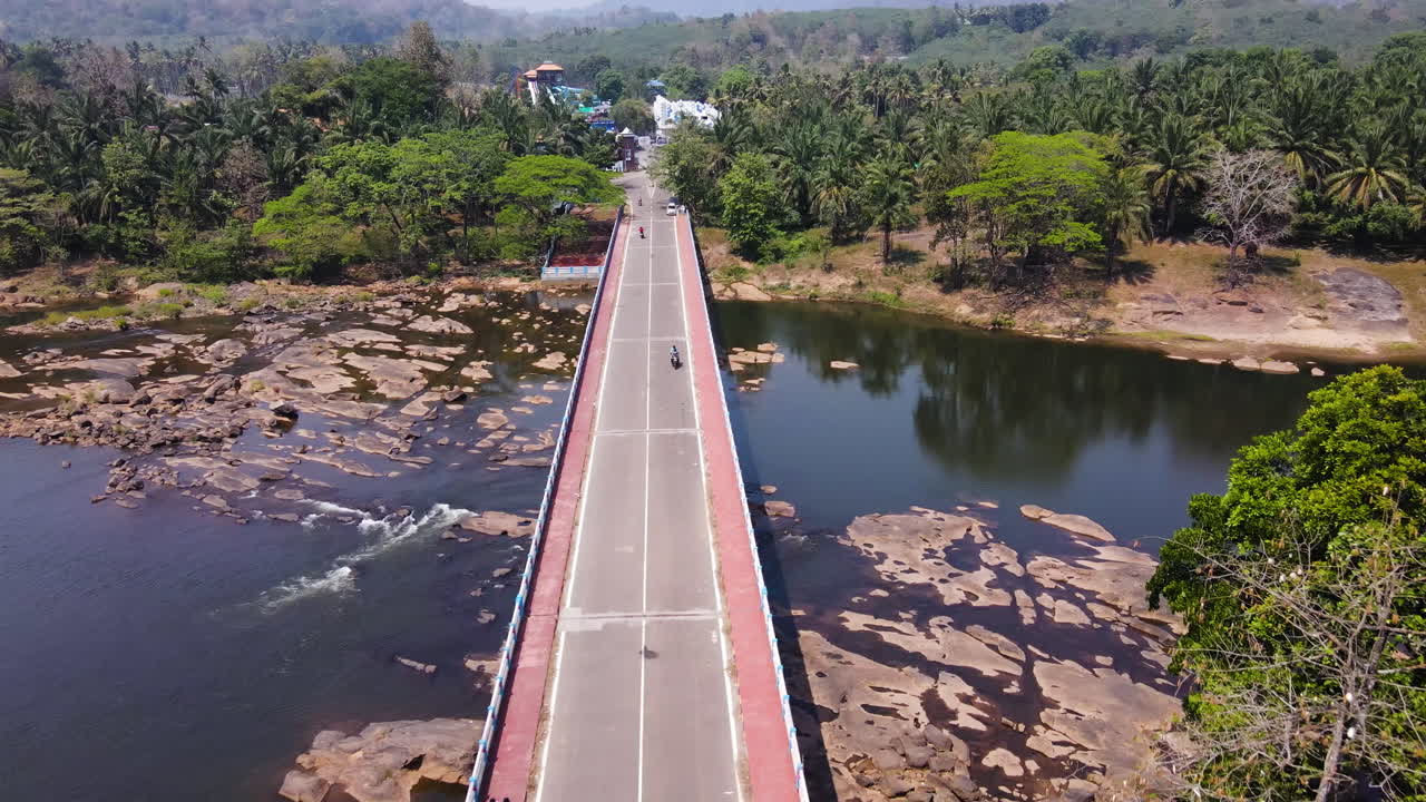 puente pavimentado de vettilapara a través del río chalakkudy en el distrito de thrissur, kerala, india