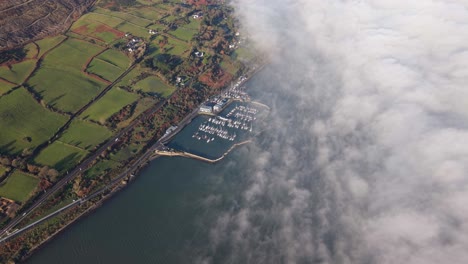 carlingford marina con campos verdes circundantes y densas nubes rodando en, vista aérea