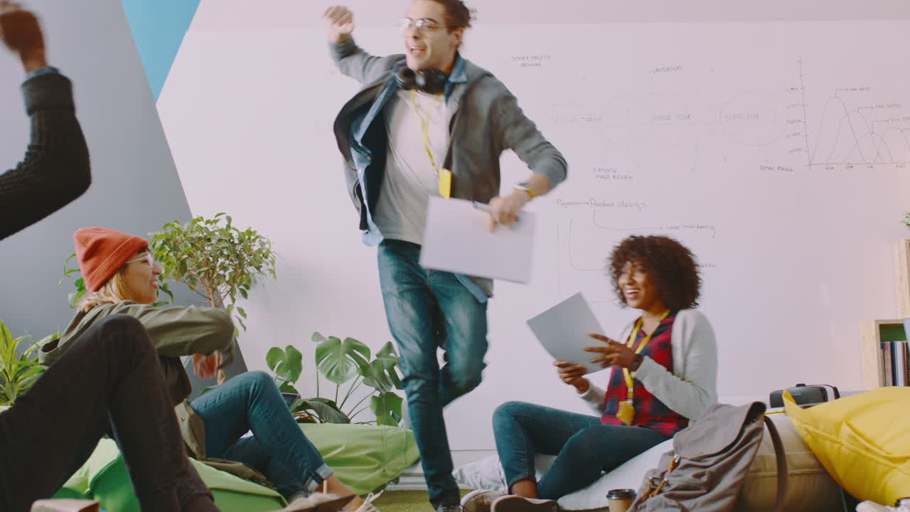 reunión de equipo en una oficina moderna