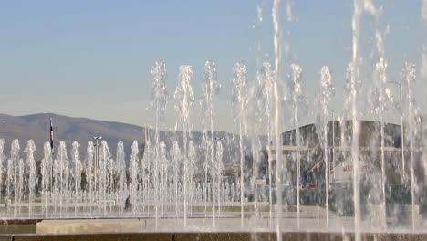 Fuentes-Y-Paisaje-Urbano-En-Zagreb,-Capital-De-Croacia,-Aceleran