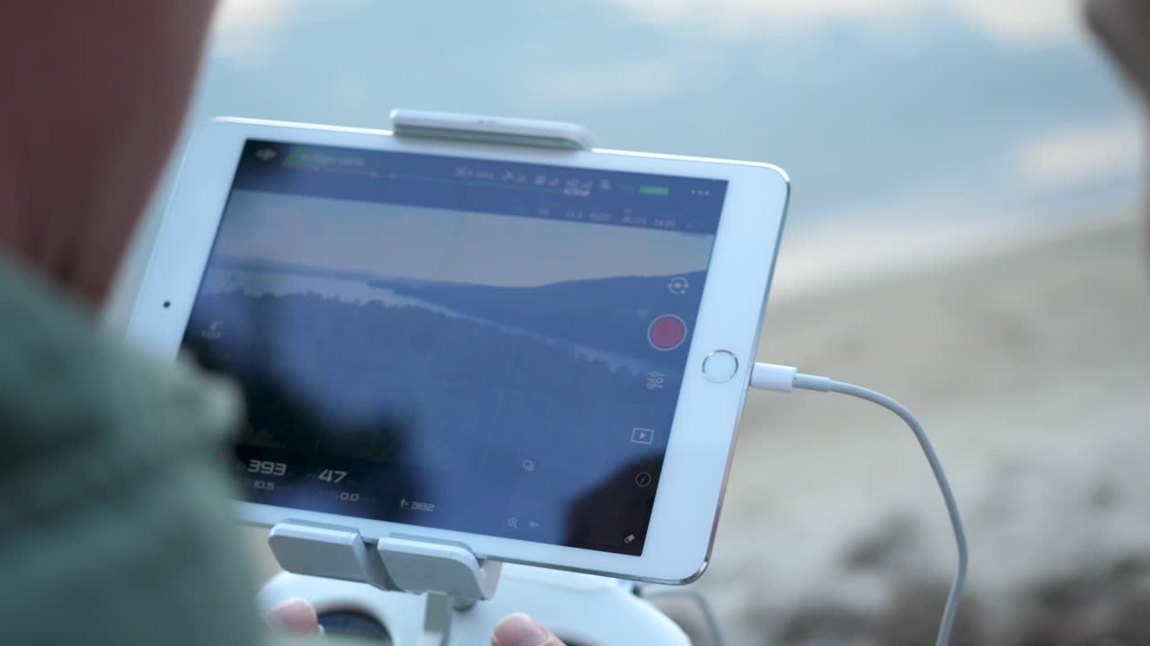 드론 조종사가 생방송을 보고 있습니다.