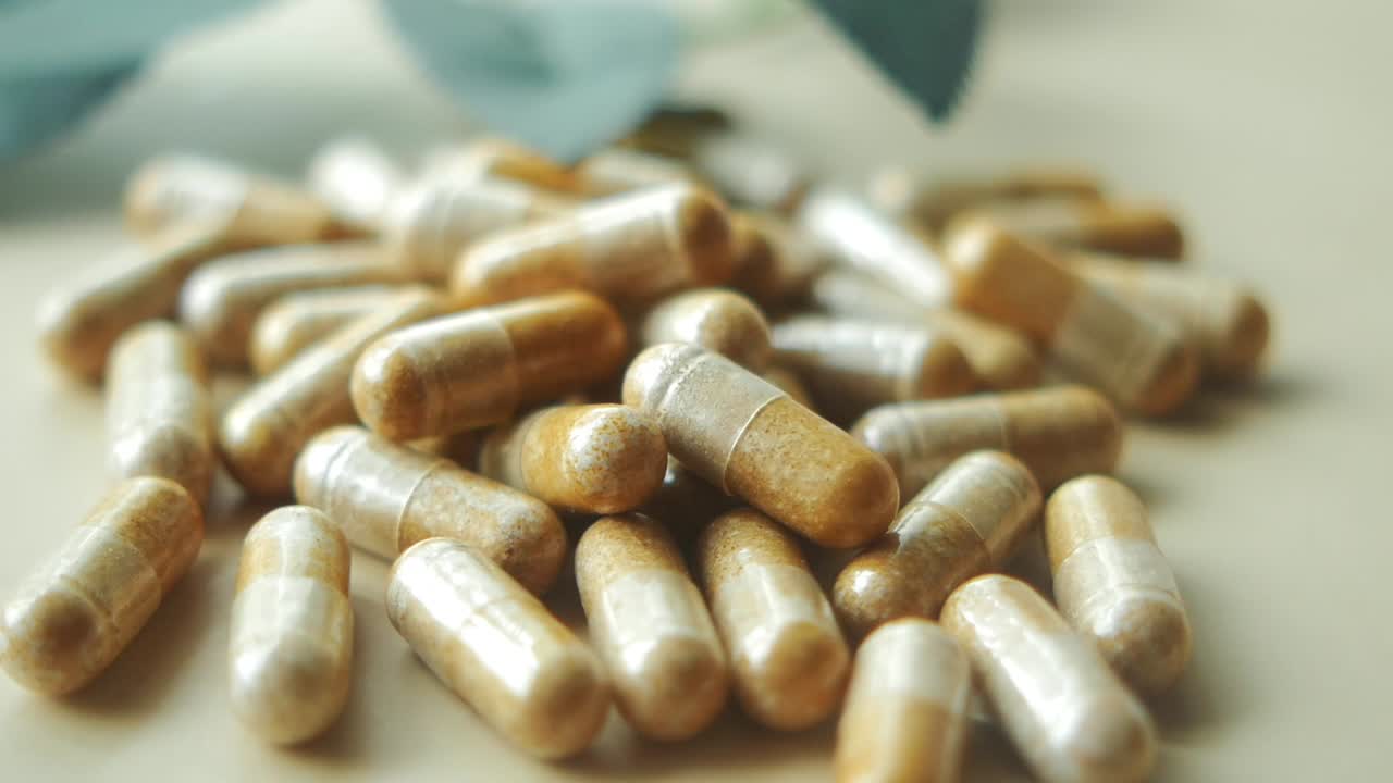 primer plano de una pila de cápsulas marrones