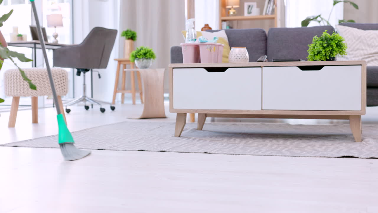 즐겁고 즐겁고 행복한 여성의 다리를 청소하는