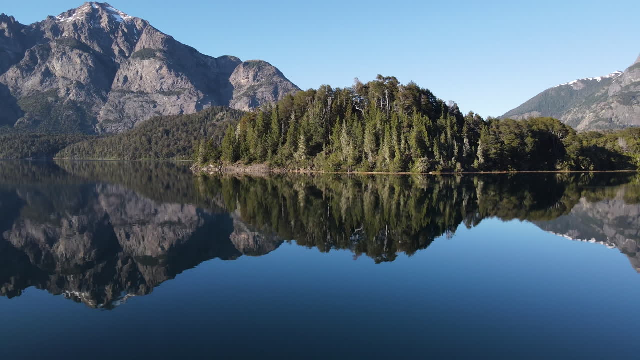 LUFTFOTO - Speilbilde på innsjø i Rio Negro, Patagonia, Argentina, sirkelpanorering
