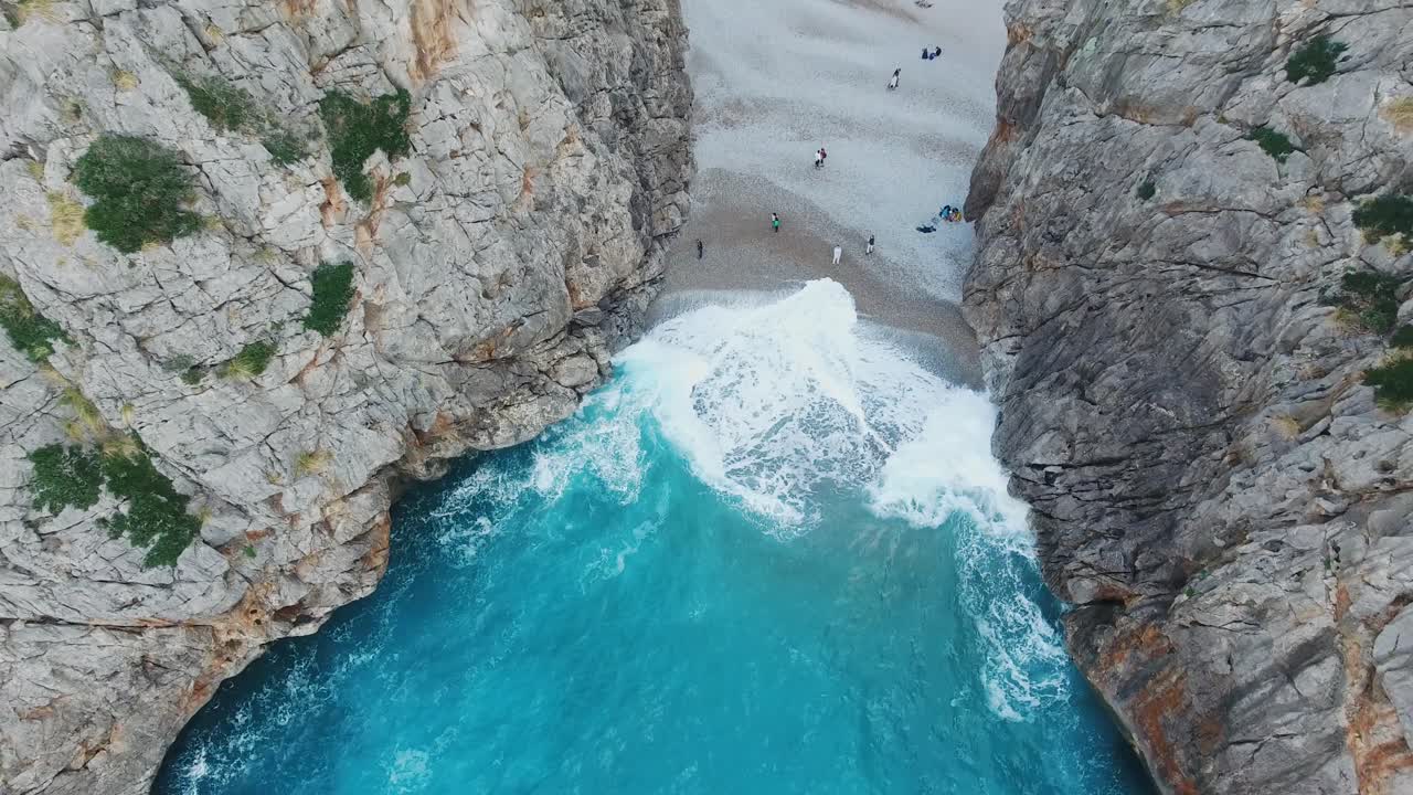 impresionantes imágenes de 4k del paisaje épico - sa calobra mallorca, mar mediterráneo, islas baleares - imágenes de drones