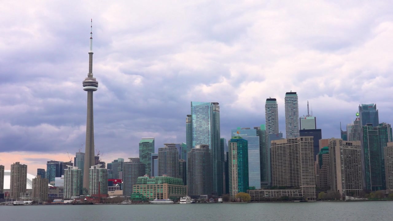 Canadá Toronto: Paisagem Urbana do Porto com Arranha-Céus Modernos Sob Céu Nublado