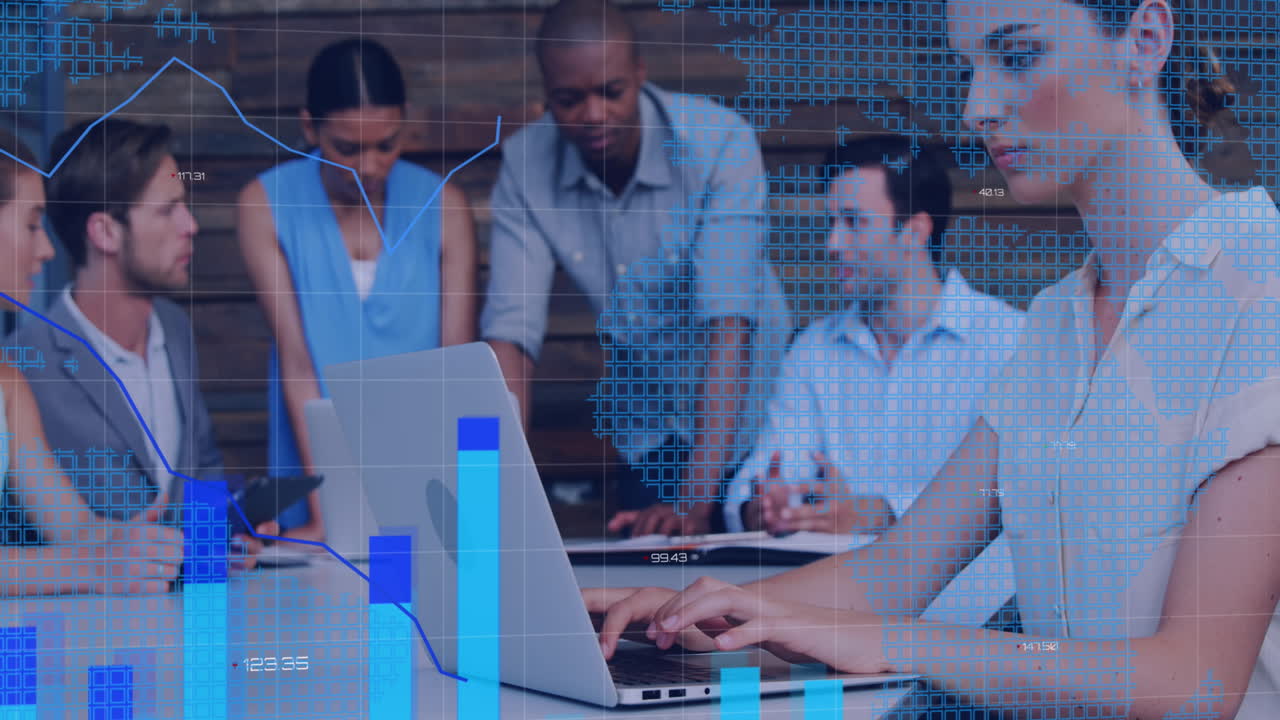 animación de gráficos, cambios de números, mapa sobre diversos compañeros de trabajo discutiendo informes en la oficina