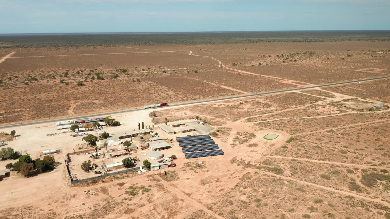 vista aérea alrededor de una parada de camiones, en medio de un desierto, en australia - órbita, disparo de drones