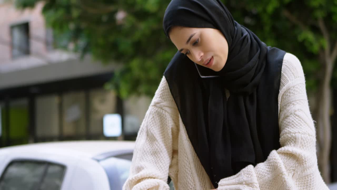 헤자브를 입은 여성이 휴대 전화 4k로 이야기하고 있습니다.