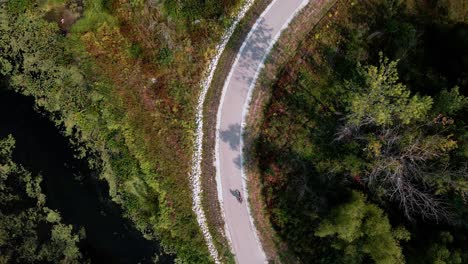 una vista de pájaro de un hombre en bicicleta en el carril bici de muskegon