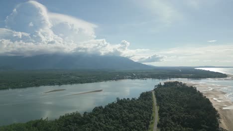 Wunderschöner-Ariel-Sommerblick-Am-Pugu-Beach-Semata,-Lundu-Sarawak