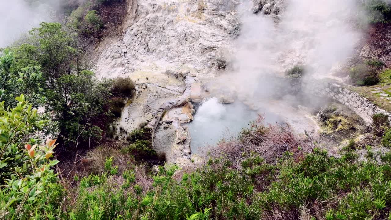 Mata air panas geotermal mengepul dan kolam mineral di Furnas, Sao Miguel, Azores, Portugal